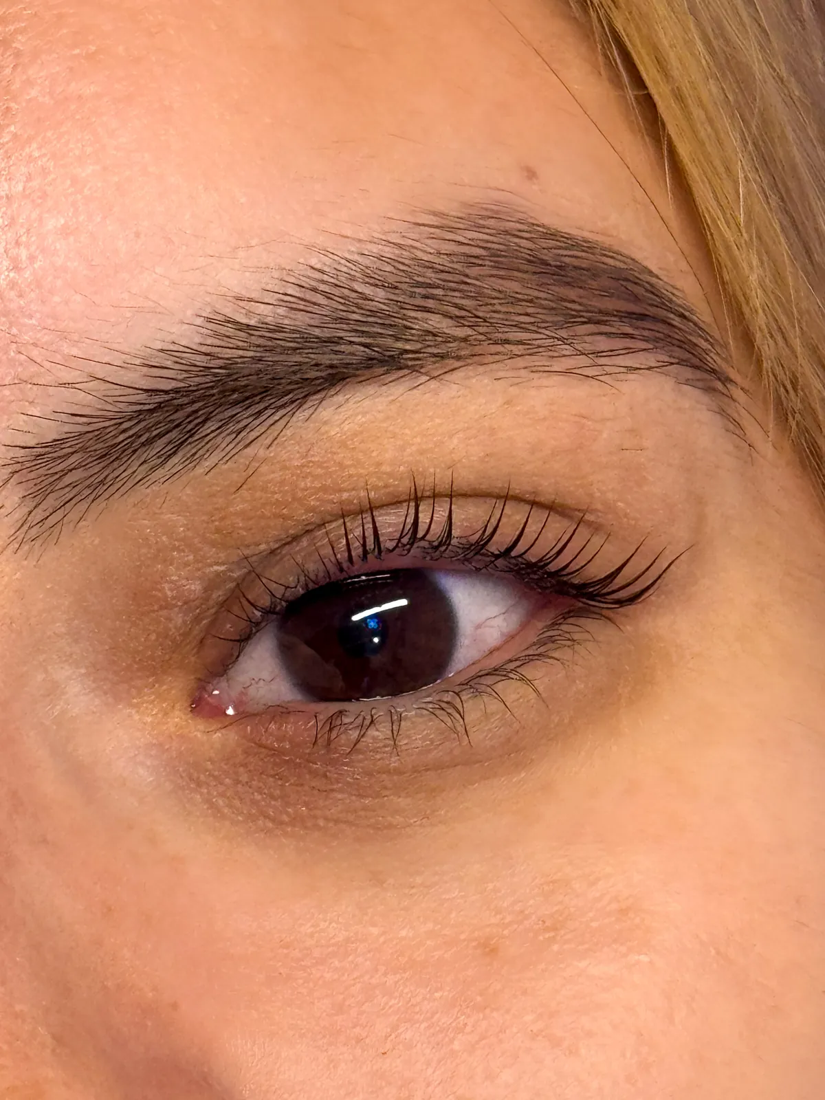 Resultado del lash lifting: pestañas elevadas, definidas y con rizo natural